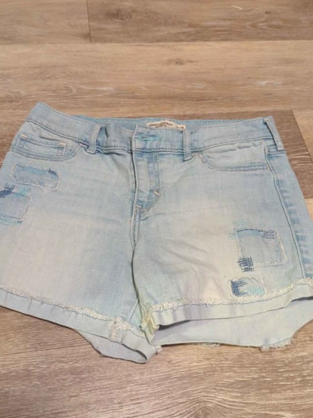 Abercrombie Kids light wash blue distressed denim shorts 13/14